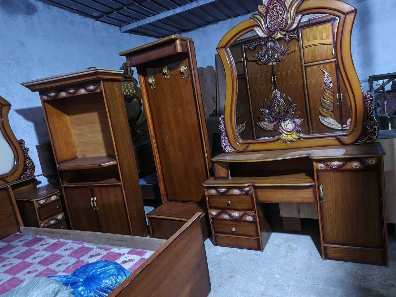 السلام عليكم سوينه تخفيض فد شي بلاسعار الجديده ثلاجات ومجمدات وغسالات أحجام مختلفه أثاث جديد +ومستخدم لل ب ي ع المكان  الطارميه حي الفارس شارع السكلات خلف معارض حجي وليد  السيارات قرب جامع الصديق  للاستفسار خاص او ع رقم الهاتف***********    ؟*********** واشتغل نضام مراوس بغرف أخشاب عراقيه أو كناتير كاونترات ضرر بسيط مو مهم عادي
