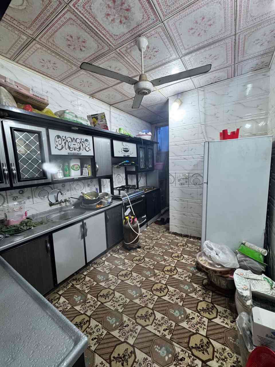 دار للبيع المساحه 100 في حي ميسان قطاع 79  الشريط متر طابق ونص صب مسلح يحتوي على غرفه وصالهً ومطبخ واستقبال وصحيات داخليه وخارجيه الطابق الاول والثاني غرفه وصاله وصحيات شيلمان السعر 115 مليون للاستفسار الأتصال على الخاص الكوفي للوساطة العقاريه ***********
