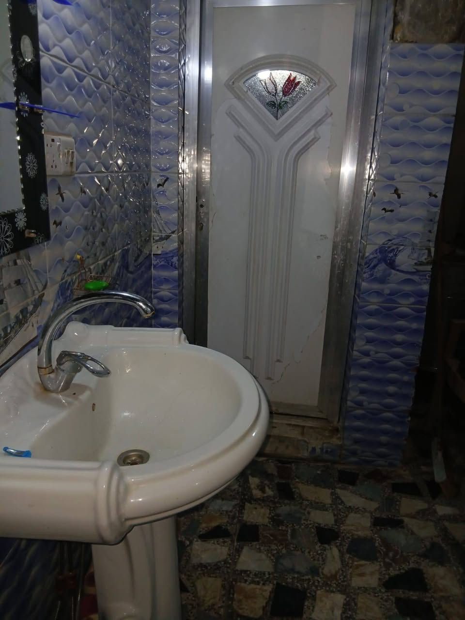 سلام عليكم 

بيت طابو مساحة 75 متر طابق ونص مجاري كاملة والبيت نظيف كما واضح بالصور
الشعب الديوان شارع 75 
بناء قديم طابوك مسلح مو عكادة ترميم حديث 

السعر 95 وبي مجال للشراي 
واجهة 6.5
نزال 12 
مساحة 75 
خدمات: طرمة استقبال مطبخ حولي حمام خارجي حمام داخلي غرفتين طابق ارضي وطابق اول 
*********** واتساب
