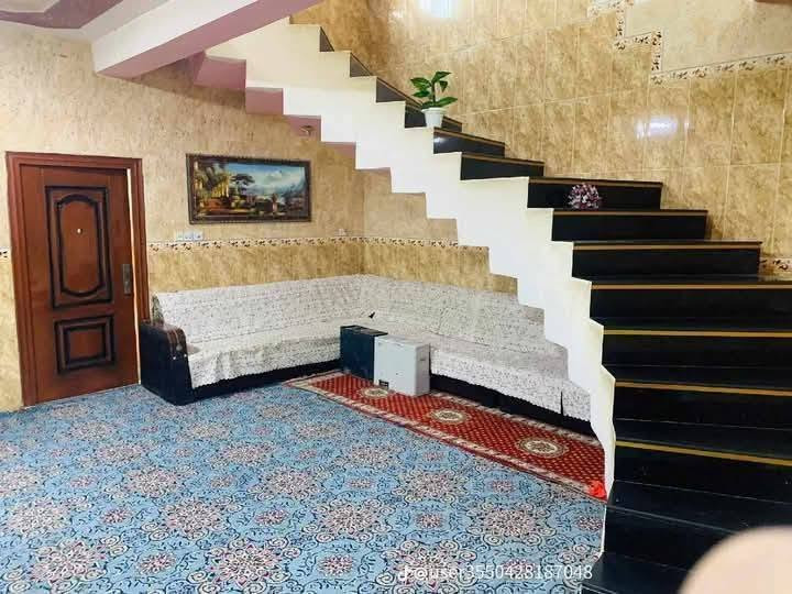 السلام عليكم بيت للبيع مساحته ٤٢٥ متر جنس الارض طابو زراعي سند ٢٥ موقعه تجاري على شارع العام طابقين الطابق الأول غرفتين وترك وصاله وصحيات داخليه ومنور واستقبال ومطبخ وكراج جبير وحديقه جبير وصحيات خارجيه والطابق الثاني غرفتين وصاله وصحيات وبلوكونه وسطح  موقعه تجاري يرهم تبني محلات ع شارع كافتريا اي شي خدمي السعر ٢٦٠ بي مجال للشراي  الشراي يتصل ع رقم ***********
