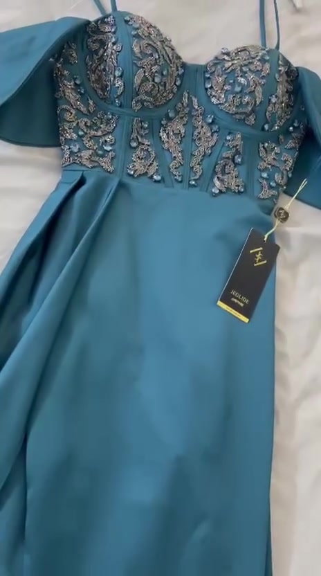 فستان ثكيل للبيع بخامه وجوده ممتازه چك يدوي وكلش يحلي الجسم مشد وعظم منه وبي قياس 40-38 اخذته من الاميرات جديد وما ملبوس نلغت الحفله وبعدة بالماركة اخذته 320 وابيعه 150 الف بي مجال بسيط


**إذا كنت صاحب هذا الإعلان وتريد حذفه لأي سبب، رجاءا أرسل رسالة إلى الدعم الفني**