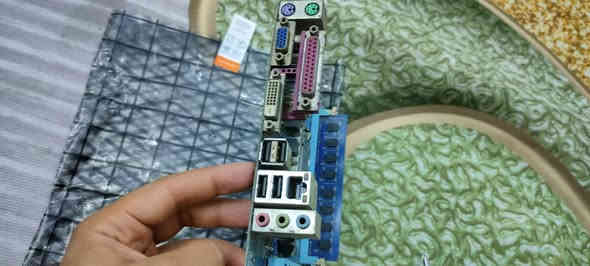 معالج i7 3770 مع لوحة مثل ما موضح ورام 2g  اللوحة بيها فقط منفذ USB شغال 
عنوان بغداد الشعلة اعتذر منا عندي توصيل  رقم الهاتف *********** ب30الف
