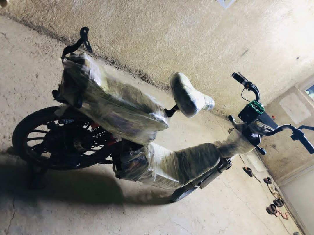 عندي هاي شحن نضفاتها نفس ما موضح بل صورة سعرها 150 5بطاريات سرعتها 70 / 60 حقيقي بريك خلفي فقط / رقمي بي واتساب «***********» مفتوح لل اتصال
