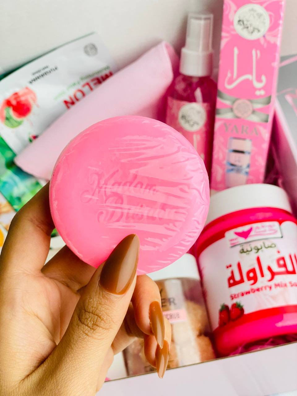�✨ بوكس بيبي بينك – عناية أنثوية متكاملة ✨💖

دللي نفسك بأجمل تجربة عناية من الرأس إلى القدمين مع بوكس بيبي بينك المصمم خصيصاً لأنوثتك وجمالك 🌸

🧴 غسول المناطق الحساسة لتنظيف لطيف وانتعاش يدوم 💗
🫧 صابونة الأنوثة للمناطق الحساسة تعطي نعومة وراحة يومية 🌷
🧼 صابونية للجسم والمناطق الحساسة ترطيب ونظافة بدون جفاف ✨
🧽 ليفة ناعمة لتقشير خفيف وتنظيف أعمق للجسم 💕
🍬 كرات السكر المقشرة للجسم لتنعيم البشرة وإزالة الجلد الميت وتجديد النعومة 🌟
🎁 ماسكات هدية 4 قطع لتفتيح وترطيب وإشراقة فورية للوجه 💆‍♀️

متوفر توصيل جميع محافضات العراق


**إذا كنت صاحب هذا الإعلان وتريد حذفه لأي سبب، رجاءا أرسل رسالة إلى الدعم الفني**