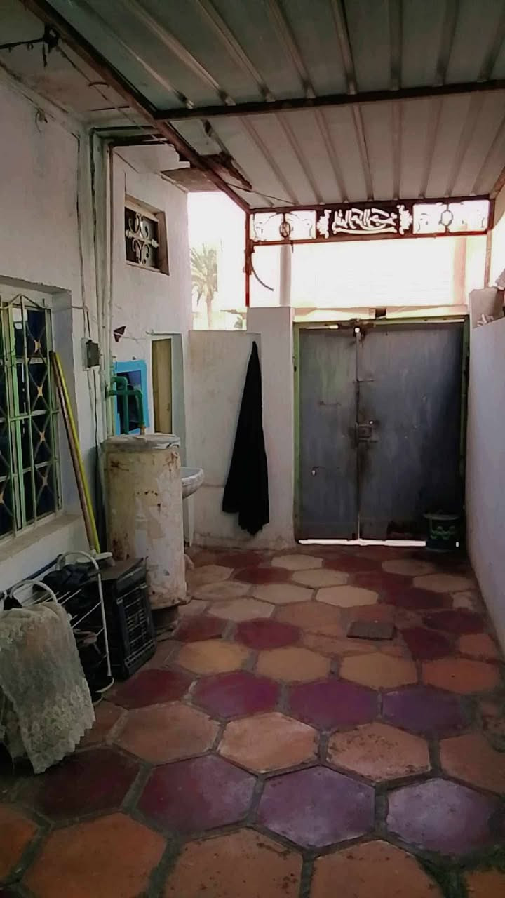 مشتمل مساحة 100 غرفتين وهول غرفه مع حمام داخل غرفه فوك وجوه غرفه وهول وصحيات ومطبخ وطارمه وترك نص غرفه وراه لبيت مخزن  العنوان طويريج حي الشهداء 
ماء مجاري خارجبه اعله من شارع بناء سقف صب مسلح
سعره 45قفل قفل قفل سند 25 إقرار محكمه
*********** واتساب
