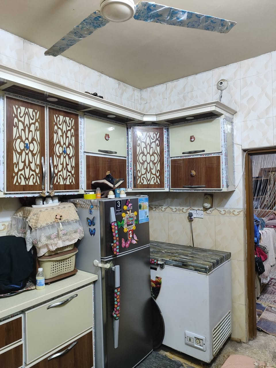 السلام عليكم بيت للبيع مساحه 100متر
في حي الجامعه 
الطابق الاول 
هول /استقبال /مطبخ / مجمع صحيات 

الطابق الثاني 
غرفتين نوم/ هول / صحيات 
الاستفسار على الرقم ***********
