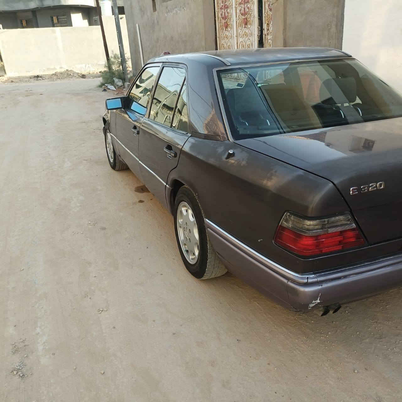 سلام عليكم بيبي دب موديل 1993 بغداد سنويه 28 سيارة، وضع الشركه كهربائيات ماكينه جير كله على وضع الشركه مكفوله من ضربه كير مكينه 320 خراطيم مكفولات وعلى الشرط المكان محافظة ديوانيه سعر 68 لون سيارة بنفسجي *********** موصفات سيارة 4 جام كهرباء فتحه شغاله مري جانبيه كهرباء فول اوتو تبريد شغال اربع درجات، تدفئه شغاله 
لايت 3 طكات شمسي + زنون
