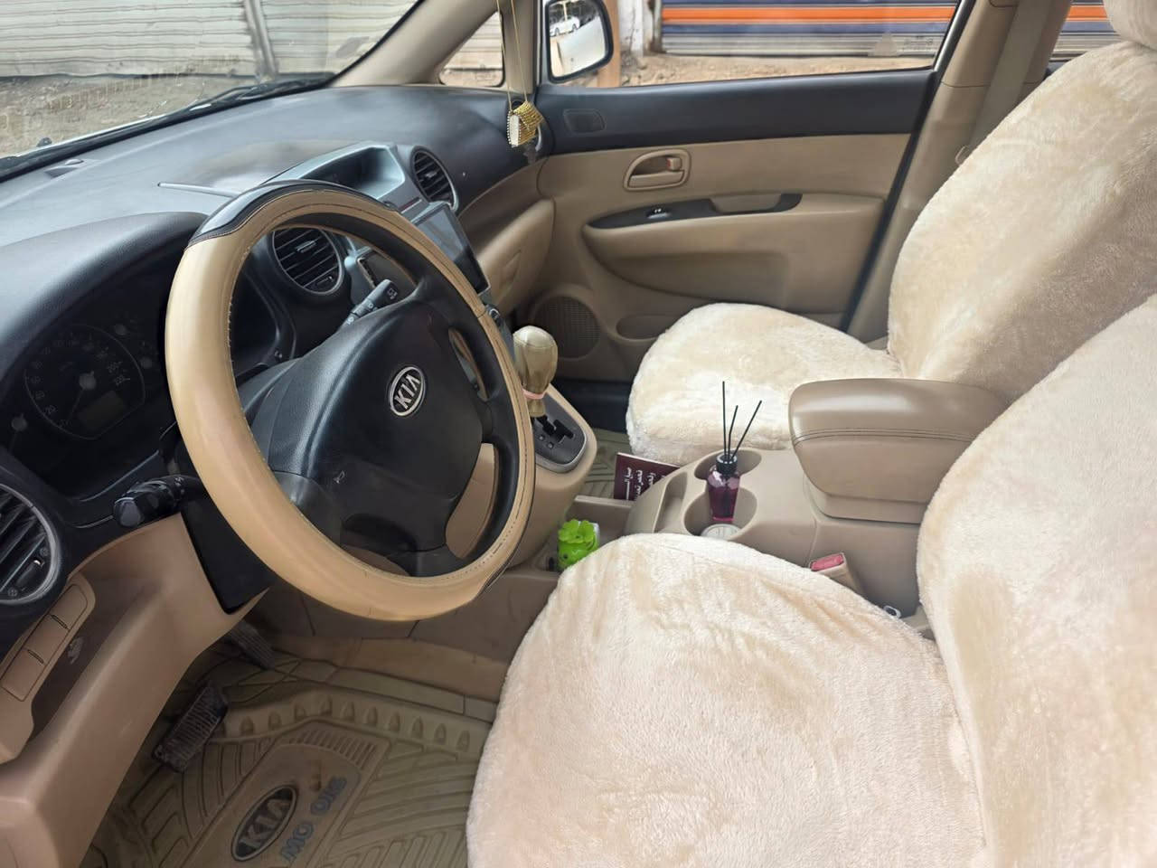 سلام عليكم كيه كارينزموديل 2009خليجي فول واحدعله واحد بيهه بارد7راكب السعر117وبيهه مجال***********
