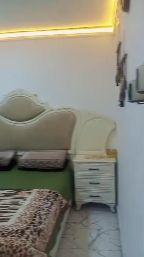 السلام عليكم 
بيت لبيع مساحة 120 متر 
سند 25 إقرار محكمه
 البيت  طابقين 
استقبال وصاله وغرفتين نوم
ومطبخ وصحيات داخليه وخارجية الموقع قريب صالون ام بنين السعر المطلوب 55 مليون

تواصل عل رقم وتساب
***********
