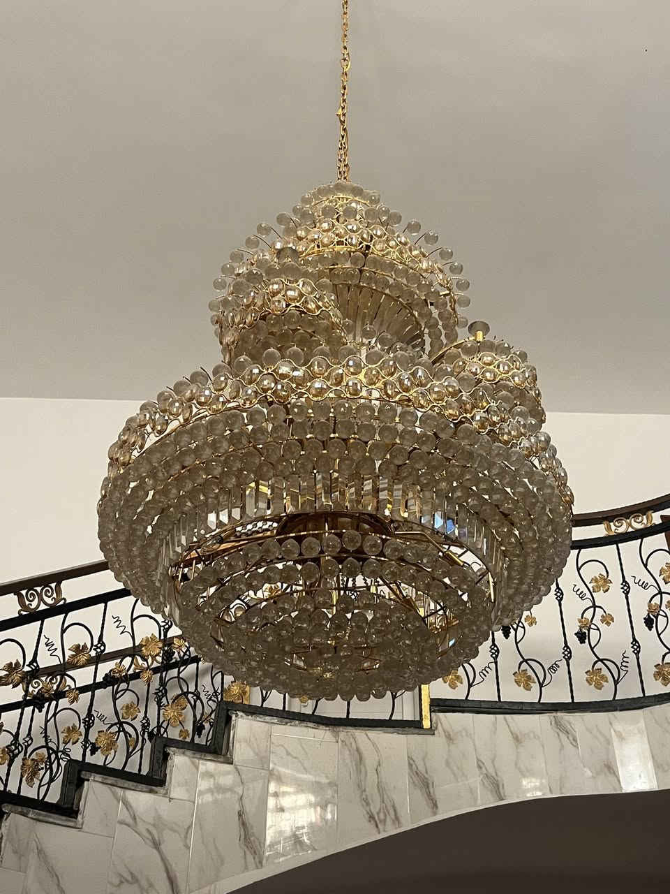 ثتريه كرستال ضخمه للبيع ارتفاع 200 و عرض 120 الرقم ***********
