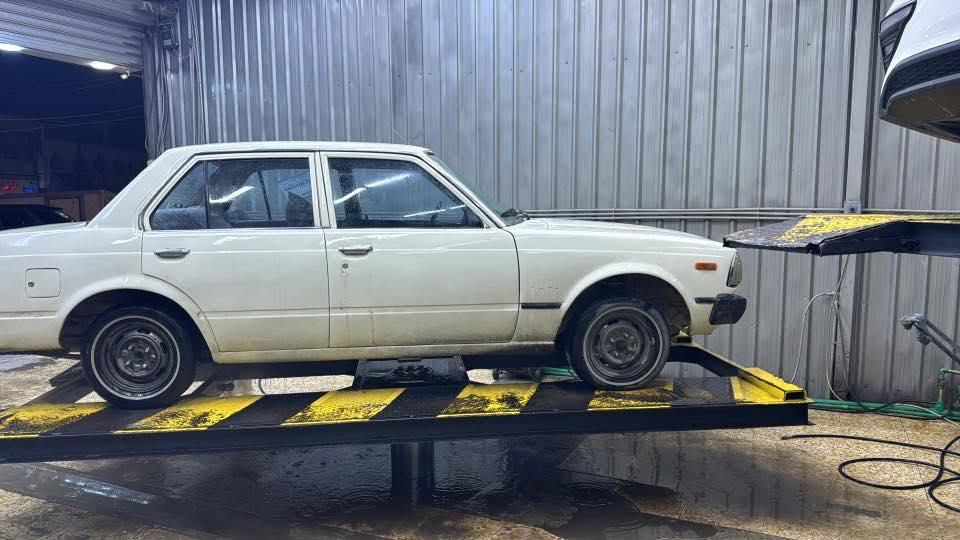 السلام عليكم ورحمة كورونا موديل ١٩٧٩ ابيض رقم بغداد جديد انكليزي بأسمي معمرة جديد حته الداخل جلد ماروني كهربائيات كاملة باتري جديد زوج تايرات جديد امامي قبل سبوع شديتة بدون تبريد محرك مجفت ماكنيت مو بلاتين حورتة صدر جديد اكسل جديد السعر ٦ مليون وبيهة مجال كلش بسيط رقم الهاتف *********** مكان بغداد الصليخ قرب مركز شرطة الصليخ
