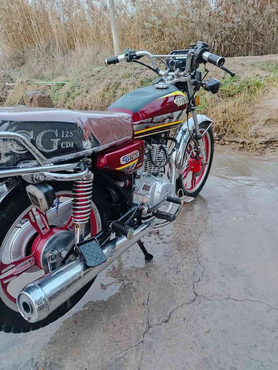 السلام عليكم للبيع دراجة سونلك مكينة150 2023الدراجة خير من الله كهربائيّات كلها شغالة اشاير تايرات انضاف مكينة خير من مامفتوحة ابلاد 
باتري جديد الدراجة نكرة سلف 
الدراجة نقصهة اشاير خلفية فقط 
اوراق ورقة كرتونية اصولية السعر 575اوبيهة مجال 
رقم. ***********
عنوان. ديالى الوجيهية
