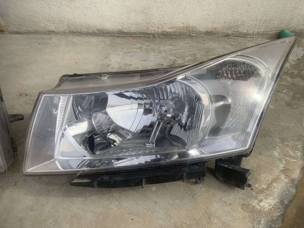 زوج لايت كروز ٢٠١٣ جهة السايق نضيفه بس جهة الثانيه يرادلها تنضيف بيهن بس الاذانات الفوكانيه مكسورات ، سعر الزوج ٢٥ الف
مكانها السليمانيه 
***********
