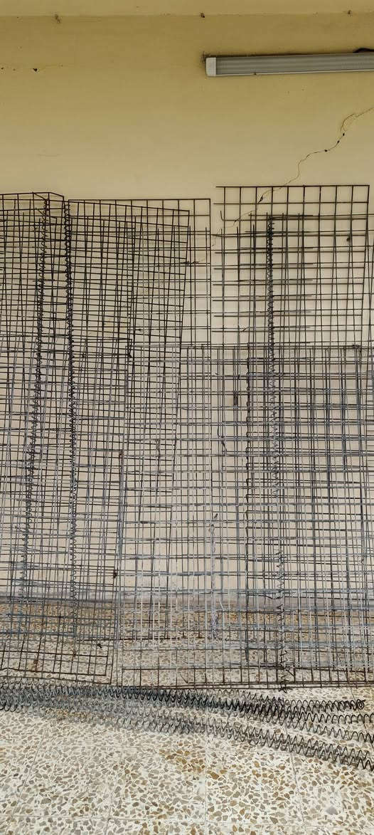 السلام عليكم 
يوجد سيم حديد ثقيل 17قطعة 
ارتفاع 2مترين والطول 17متر للكل
اابيع شلع السعر 200الف قفل
