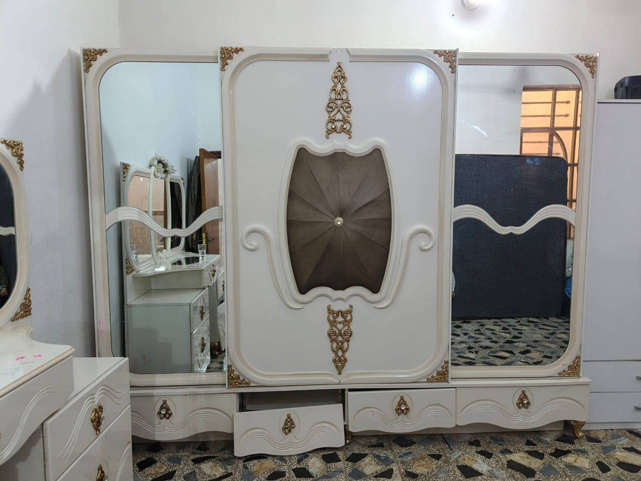 غرفة نوم كلش نظيفه استعمال قليل رايدها بمليون ونص للتواصل *********** او***********
