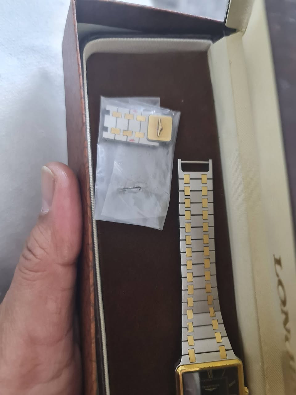 لونجين كوارتز نظافة ٩٩% سير كامل وبكامل مرفقاتها علبه داخليه وخارجيه واوراق


**إذا كنت صاحب هذا الإعلان وتريد حذفه لأي سبب، رجاءا أرسل رسالة إلى الدعم الفني**