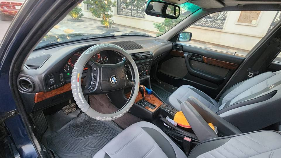 بي ام دبليو موديل ١٩٩١
محدث داخلها ١٩٩٣
مصبوغه عام 
تبريد شغال 
كهربائياتها كلها شغاله 
كير اوتو خير من الله 
محرك مسكر فانوص مابي تنقيص 
السياره جاهزه مابيها اي نقص 
مكان السياره فلوجه 
*********** للاستفسار
السعر ٥٥ الفلوجة, الأنبار
