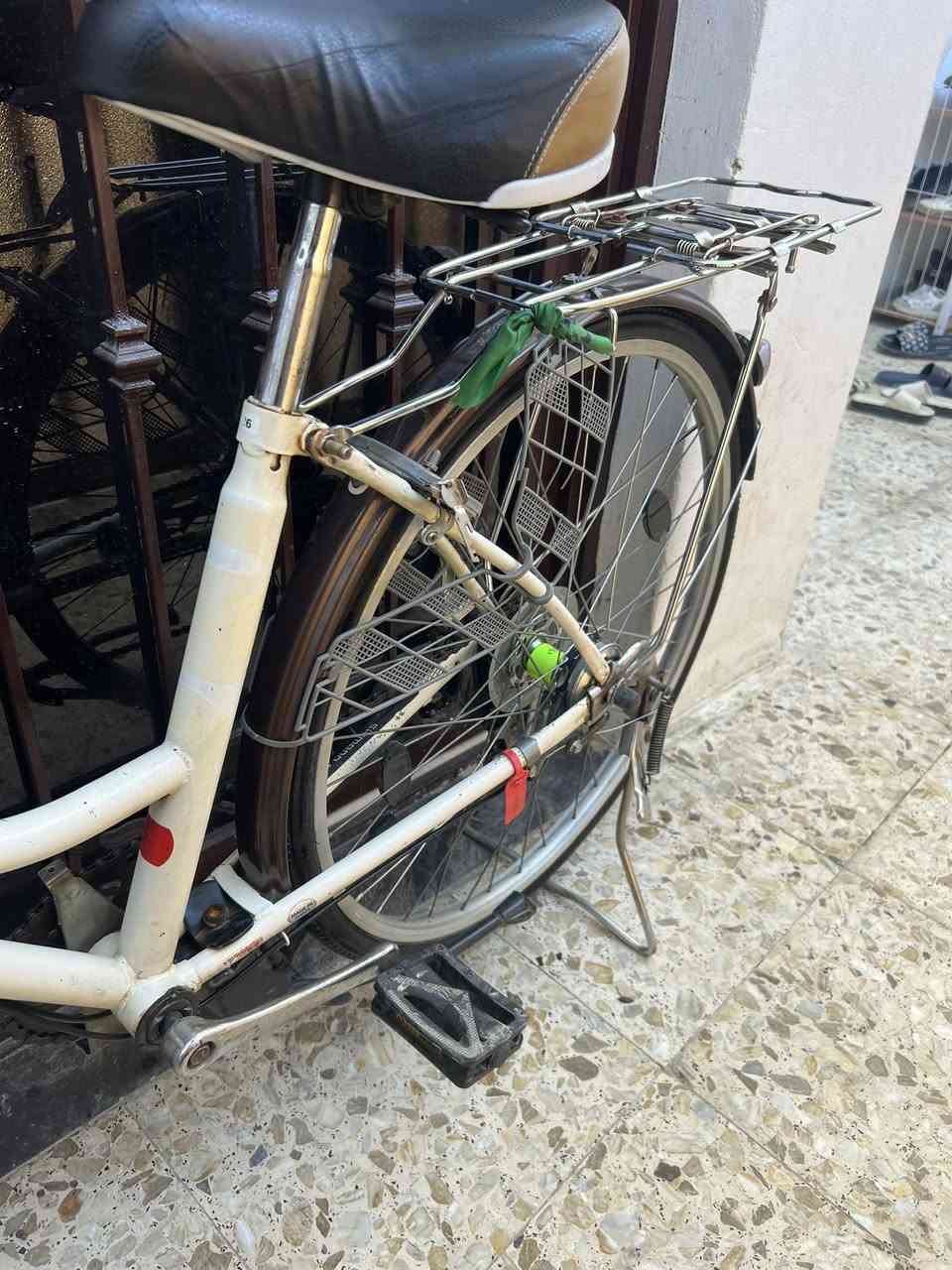 السلام عليكم بايسكل للبيع حجم 26 سعر 95 وبي مجال تايرات جدد بريكات شغاله كله كامل  متواجد فيس واتساب ***********
