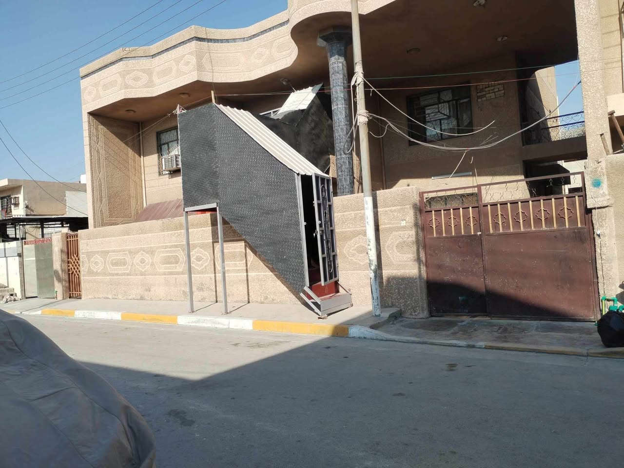 دار البيع 
دار البيع مساحه 450 متر واجهه 15 نزال 30 
طابوو ملك صرف 
البكريه قرب مرور الغزاليه 
يتكون من بيت كبير و منقسم وحدتين 
و مشتملات 2 خلف 
سعر المتر  مليون و750 

***********
