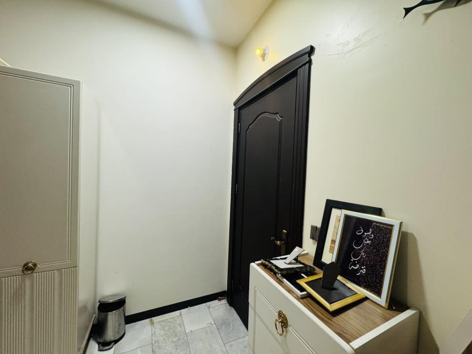 بيت للبيع 
الروضتين الشارع الجديد مقابل اسواق الاتحاد 
المساحة 140 م الواجهة 9.5 
بناء حديث 3 غرف صاله كليدور  استقبال 3 حمامات 
مطبخ 

مع كاونتر جديد تركي 
قريب عن مرقد الامام الحسين ع 3 دقائق 
عرض الفرع 7 متر البيت بداية الفرع 

***********

 🧿
