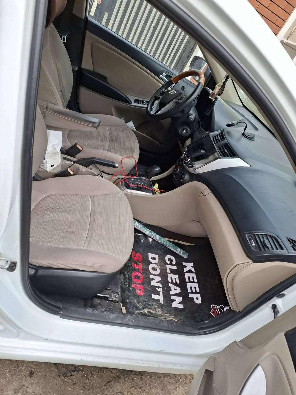 السلام عليكم
اكسنت 2016
 ماشية 165 الف
فتحة سقف
تدفئة تبريد 
تحكم ستيرن
شاشة
تخم تاير جديد 
باتري جديد 
صدر نظيف
ادامة للمكينة تبديل بلكات تنظيف نوزلات 
دسكات جديدة
السعر المطلوب 95 ورقة وبيها مجال بسيط 
البيع بسبب الحاجة
العنوان بغداد نفق الشرطة
للتواصل واتساب ***********
