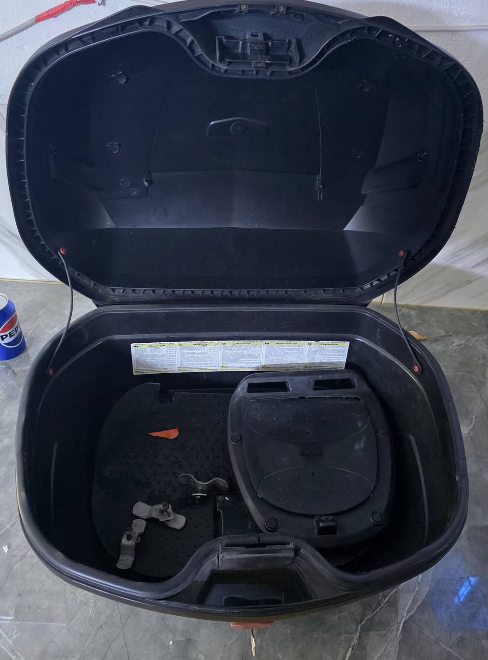 جنطه مال شركه givi   ايطالي اصلي مال رمبه موجوده صورتها مال مزاد سعتها التخزينيه 47 لتر  يعني تستوعوب خوذتين اكبر حجم  والجنطه نظيفه كلش هواي يعني مو مكسره او مفطره  السعر 135 الف وبي مجال بسيط العنوان شارع فلسطين  قرب مطعم الابتسام 
***********
