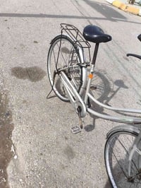 عندي بسكل اللبيع رصاصي نضيف بس يردله شويه ترتيب السعر 65وبي محال الرقم...