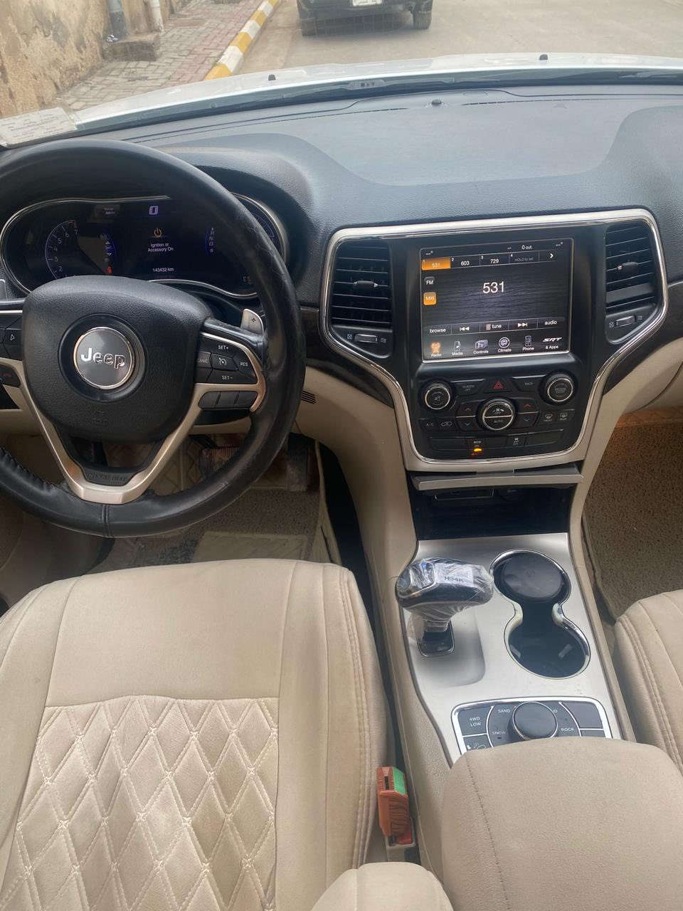 جيب لاريدو موديل ١٤ خليجي
رقم بغداد ماشية ١٤٥ الف 
قليل صبغ في البنيد اثر شخوط وصبغ في الباب الي خلف السائق  المكان واسط السعر ٢٦٠ وبيهة مجال للاستفسار الاتصال على الرقم ***********
