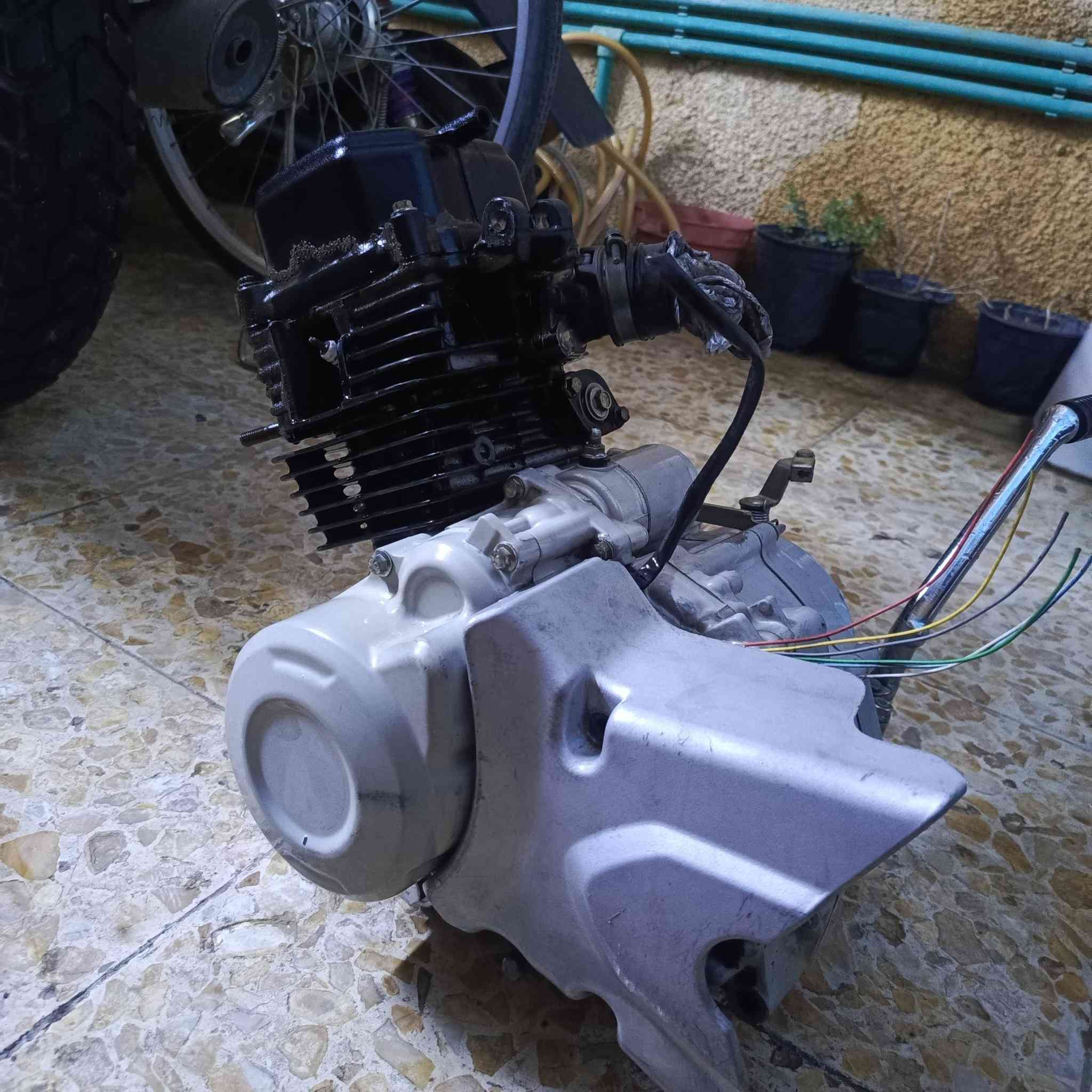 السلام عليكم 
 محرك بوكسر 2023
مبدل بوشه بستم مره وحده فقط
الباقي كله عالبلاد بيها بدايه تبخير المحرك شغال وكلشي مابي السعر/300 وبيها مجال
لتواصل***********
