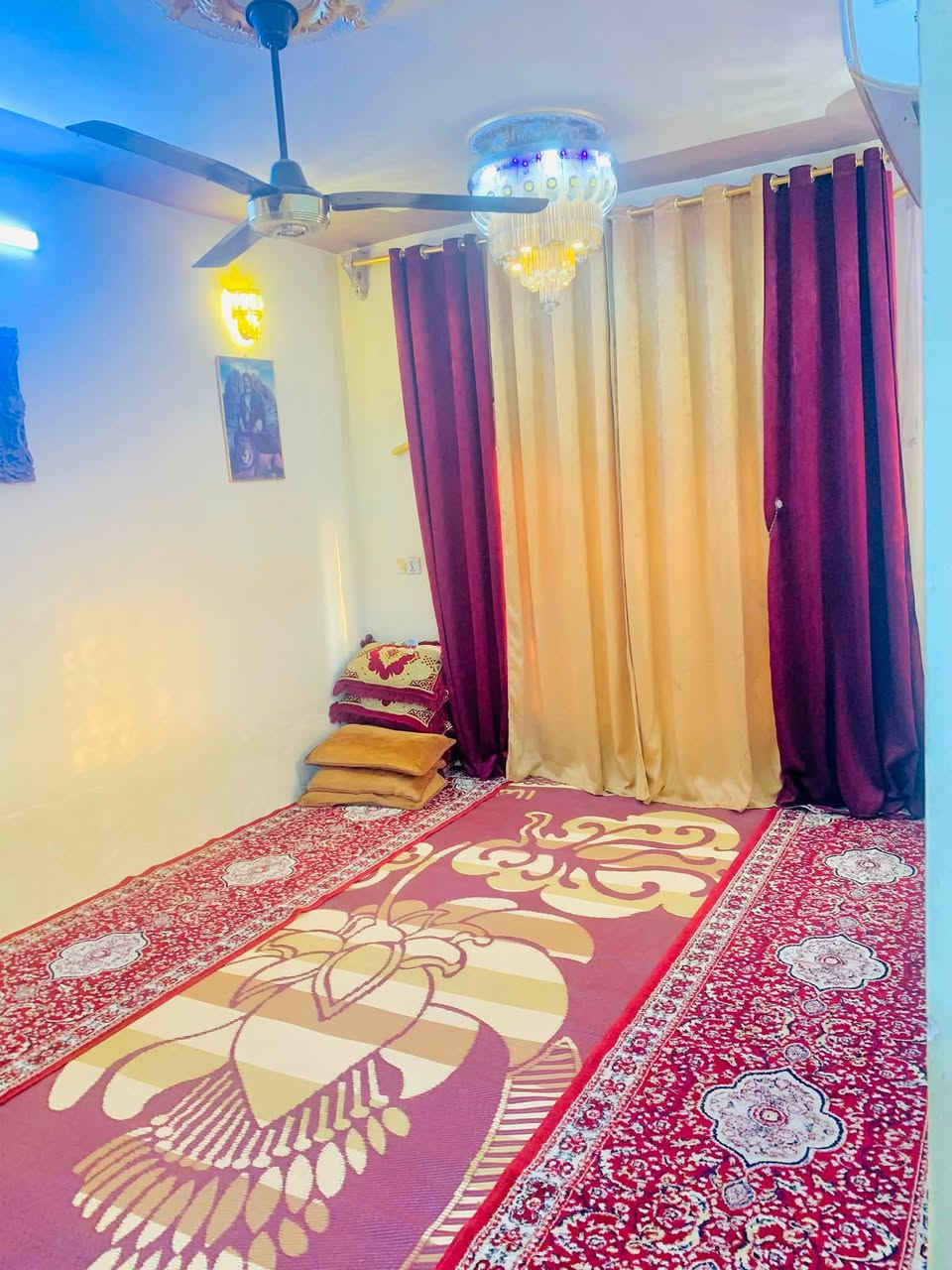 بيت للبيع  المساحة 105 متر 🏠
حي النصر شارع المستوصف بنفس الشارع قرب ابو بشار الوكيل رقم الهاتف *********** ☎️ 
يحتوي على 3 غرف نوم + مطبخ + صالة جبيرة + ستقبال 
+ يحتوي على 2 حمامات + 1 صحيات 
الشراي ايخابر 📲
