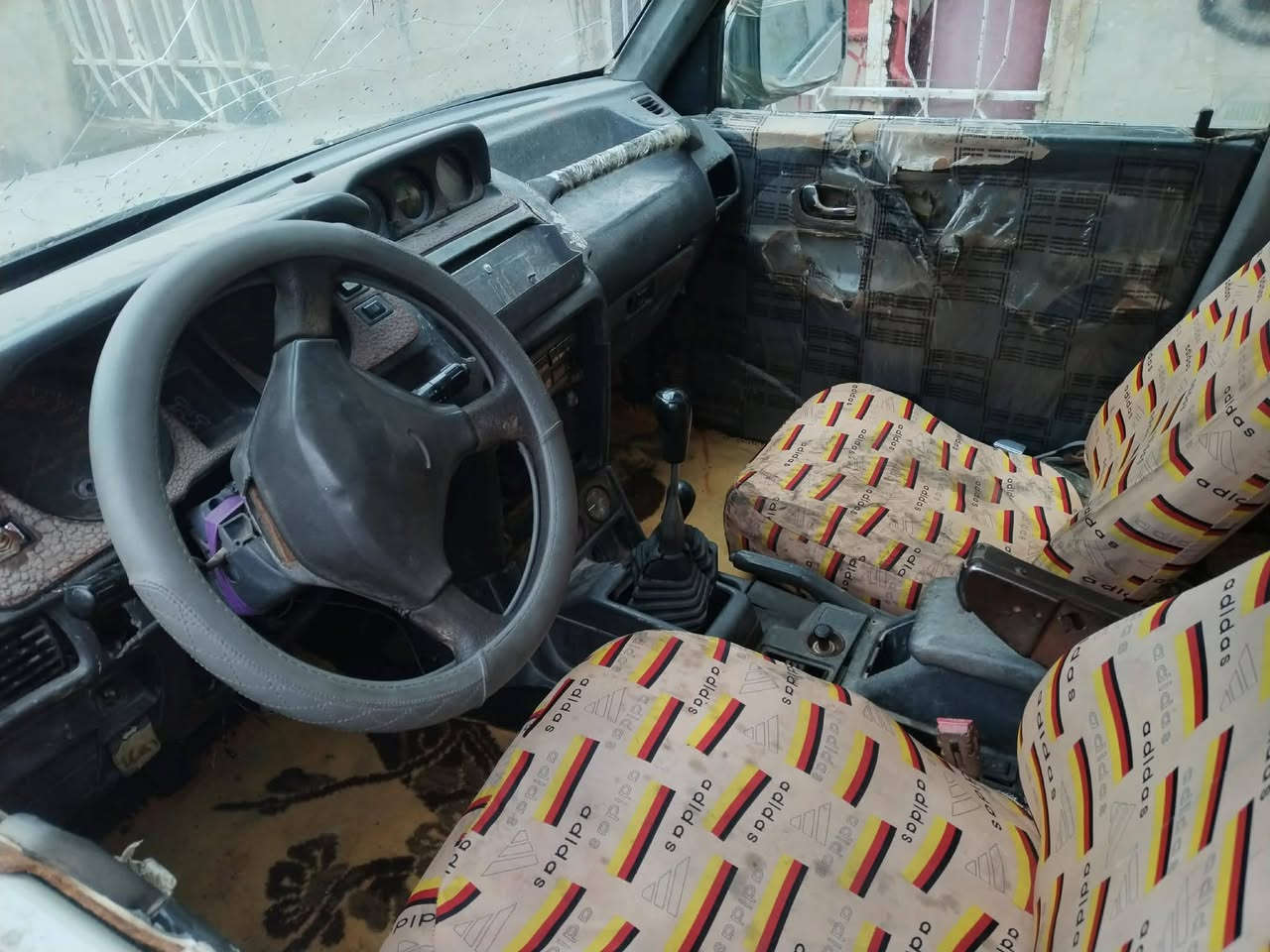 السلام عليكم للبيع او مراوس سياره باجيرو موديل 1993مكينه ستارك كاز سياره كير مكينه حداديه مكفولات مكان نجف لشراي تصال عل رقم ***********
