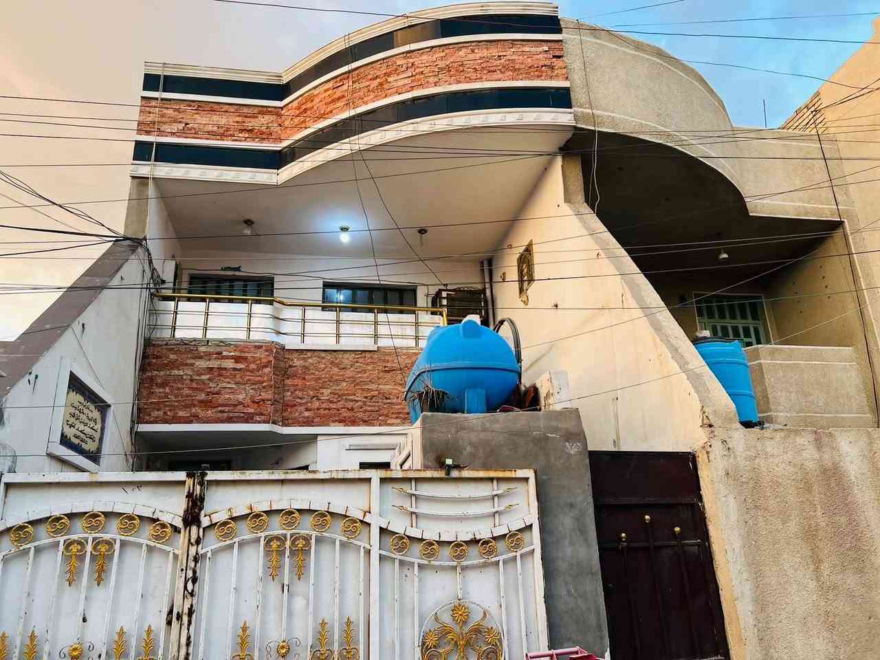 بيت للبيع 100مساحته
طابقين معزولات تريده استثمار اتريده مال زواج نسوان اثنين 
خدمات كامله من كلشي مدرسه بصفك سوك بصفك 
***********
