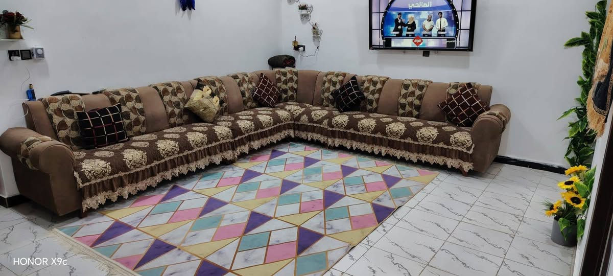 فرصة حلوة واستثمارية بيت للبيع 
بسعر جدا مناسب 
مساحة 200م مجمع توحيد السكني 
+ 
يحتوي على غرفتين 
+
صالة
+
مطبخ صحيات 
+
استقبال 
+
للاستفسار الاتصال على الرقم الموجود 
***********
