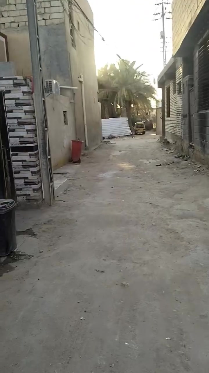 السلام عليكم للبيع بيت بلحر بحي سومر بشارع ابو نسيم مساحه 120م طابقين بي استقبال وهول ومطبخ وغرفه وصحيات خارج وداخل وبي غرفه وهول فوك. *********** واذا اكو قطعه مراوس مع الفرق
