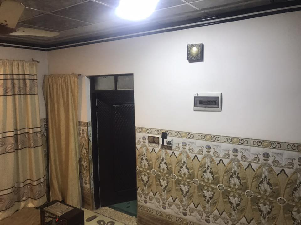 السلام عليكم 
دار للبيع … ملك صرف باسمي 
المساحة ١٠٠ متر مربع ١٠*١٠ ركن 
هول استقبال غرفة نوم منور صحيات داخل خارج 
بيتونة واسعة على كبر الهول درايج صحن 
البيت بناء حديث مقابل حديقة خدمات كاملة 
الجانب الايمن منطقة الهرمات الخامسة بالبداية 
راس الفرع الشارع العام تلعفر سنجار 
للاستفسار اكثر اتصل (( *********** )) واتساب
