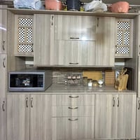 كاونتر جديد ونظيف قياس ٣ متر والسنك متر ونص ب ٣٥٠ للاتصال ٠٧٧١١٠٢٢١٩١