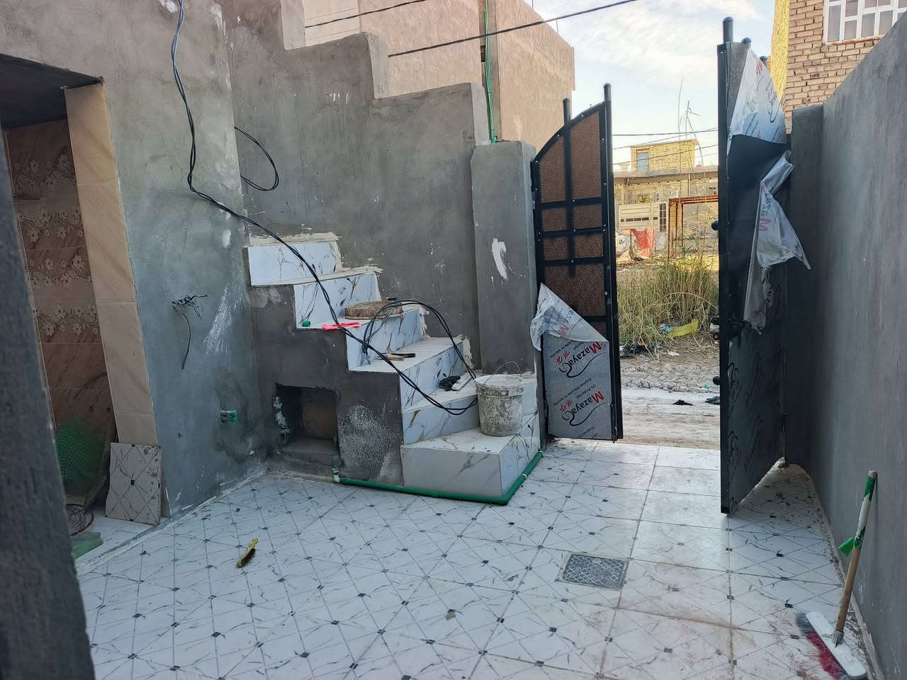 ✅للبيع دار سكن طابقين
✅المساحة 50م 
✅الواجهة 5*10م النزال
✅الموقع حي الحسين الثاني قرب المستوصف 
✅الطابق الأول غرفه ومطبخ وصحيات 
✅الطابق الثاني غرفه فقط 
✅البيت بناء حديث طابوگ عگاده تسليم مفتاح
✅الفيديو والصور أدناه توضح كافة التفاصيل 

♦️للاستفسار مراجعة مكتب الضامن للعقار الشارع التجاري مقابل منفذ المعرفه أو الاتصال 📞 
*********** واتساب
***********
