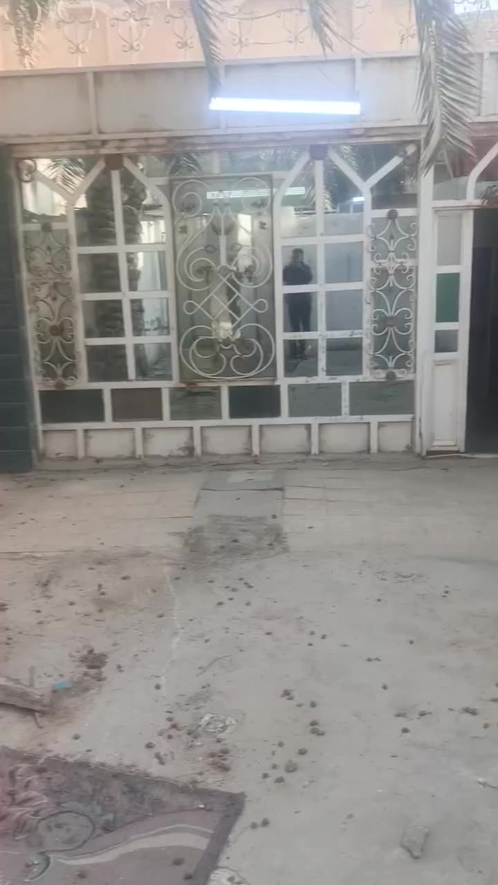 سلام عليكم بيت للبيع 200م نجف حي الجزيرة خلف مطعم نعمان العكاشي السعر 150مع المجال بسيط رقم موبايل ***********وبي وتساب
