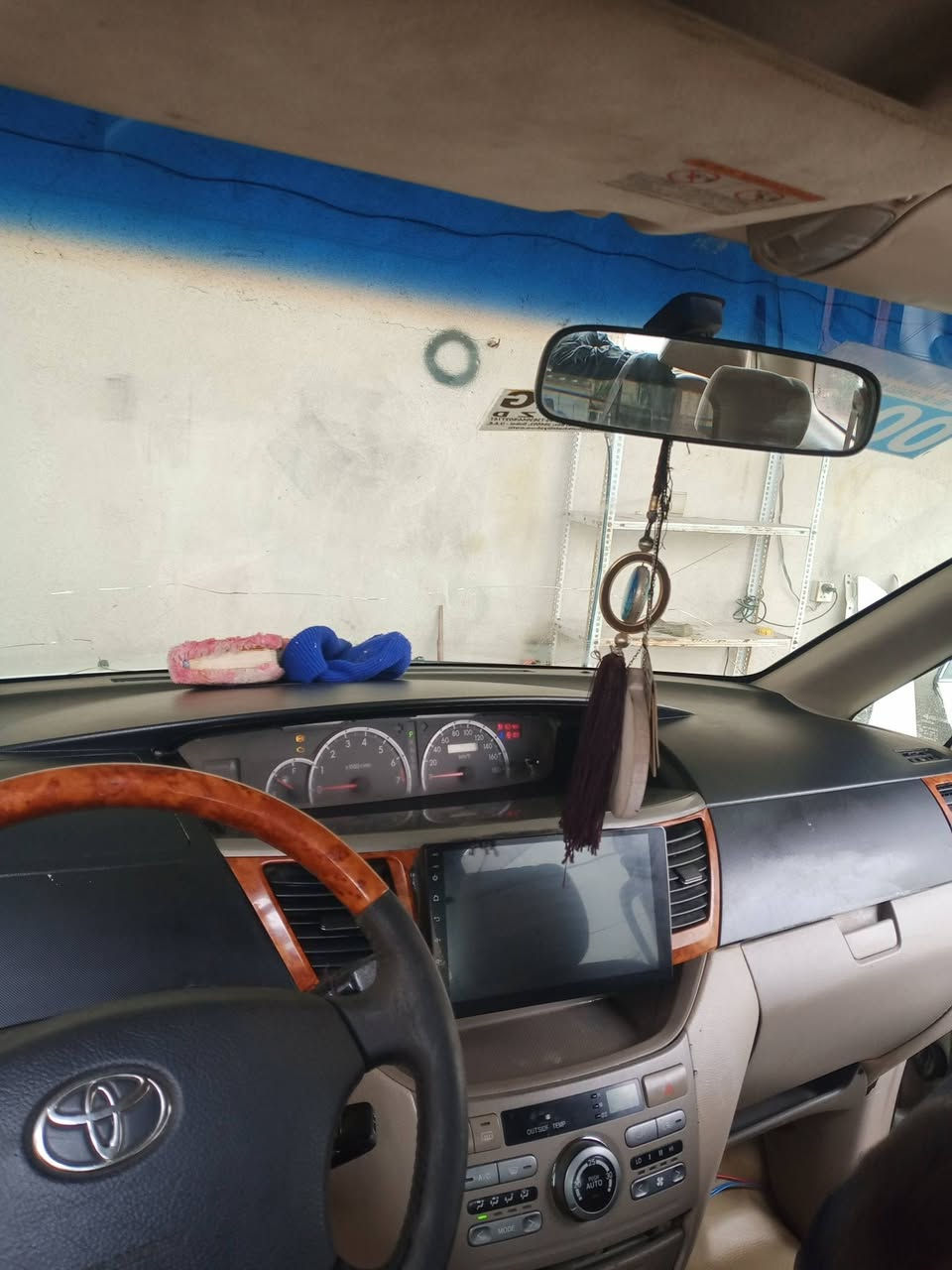 سلام عليكم سياره تويوتا نوها موديل 2005 تحويل ثاني يوم مشروع وطني مكفولة من الضربه والكصه وكافت الاصوليات حجم المكينة 2400 حداديه جاهزه تبريد شغال تخم تايرات جديد توني
 شاشه كامره خلفيه داخلهه بيجي    مرايات  شفط نضافه شرط مثل الي بل صوره 7 راكب  تبريد 3 قطع***********  كربلاء طويريج لسعر 95وبيها مجال
