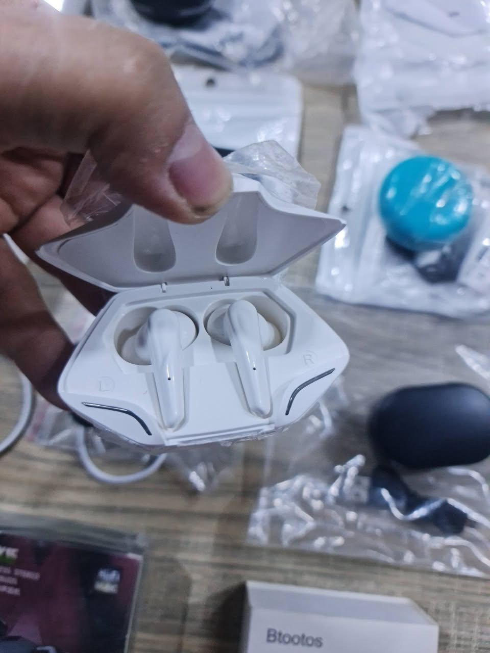 توفر حديثا
شلعة ايربودات  ١٢ قطعة 
شرط جديد وشغال 
أعلى سعر ابيع


**إذا كنت صاحب هذا الإعلان وتريد حذفه لأي سبب، رجاءا أرسل رسالة إلى الدعم الفني**