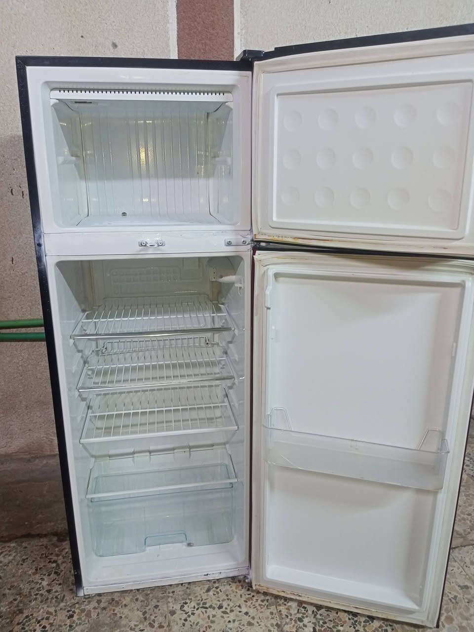 ثلاجه للبيع شرط الشغل 12 قدم السعر 150 وبيها مجال العنوان بصره حيانيه دور الشرطه رقم الهاتف***********
