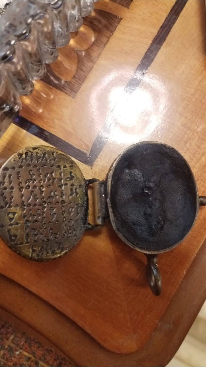 السلام عليكم من رخصه الادمن قلاده من الهبهاب النادر وحجر الاحمر البيحاد وعرق ساحلي اصلي الي يشتري ويعرف بيهه هذا رقمي ***********
