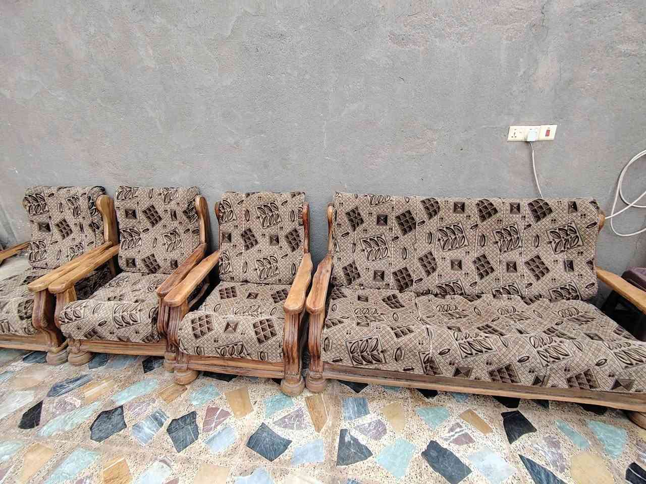 تخم ١٠مقاعد للبيع 
خشب اصلي السعر( ٢٧٥) الستفسار ***********
