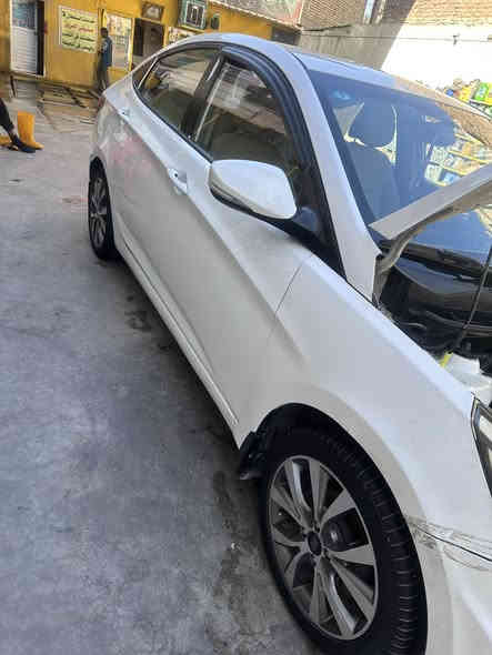 السلام عليكم 
اكسنت للبيع موديل 2015 خليجي 
لون ابيض 
رقم كربلاء إنكليزي 
سنوية باسمي 
سيارة استخدام بنيه كلش قليل 
داخل لونين 
شاشة 
تبريد 
تحكم ستيرن 
مكينة 1400
بيه حادث جاملغ وباب بلعراق ومبدل 
نقصة صدر فقط 
سعرة كلش حلو 
معروضة 85 وبيه مجال 
***********
مكان السيارة بغداد المنصور
