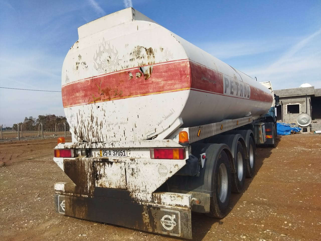 سلام عليكم للبيع فالفو صهريج موديل 2003 اوتوماتيك طوناج جيبي أيس گير و محرك أكسل طخم طاير جديد كل شرط رقم كركوك مشروع وطني بسمي شرط التحويل سعر 240 و مجال رقم موبايل *********** مكاني كركوك
