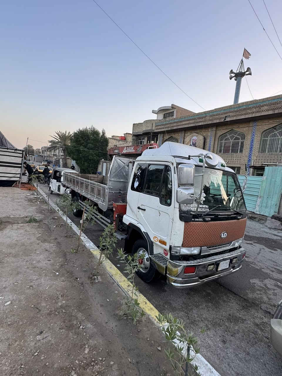 السلام عليكم لبيع او مروس بسياره صغيره عادي نشر بسبب لوعد الكذابه كرين سليتين سيارة جهاز تبريد تدفئي شاصي مكفول  كرين المكان بغداد مدينة الصدر  رقم ***********
