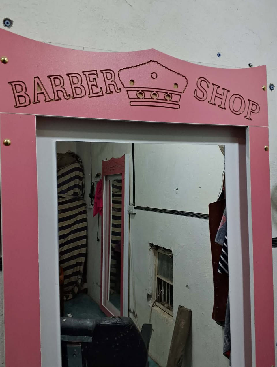 سلام عليك غراض محل حلاقه كاملات مستخدمات اقل الشهر غراض كامله ابد اي نقص ما بيهن وكلشي شغال مكان رفاعي ناضم رقم ٤ رقم الهاتف*********** غراض نضيفه حيلل
