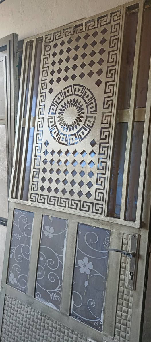 السلام عليكم بابين نفس شكل ١٢٥ سعرهم بدون جرجوبه ***********
