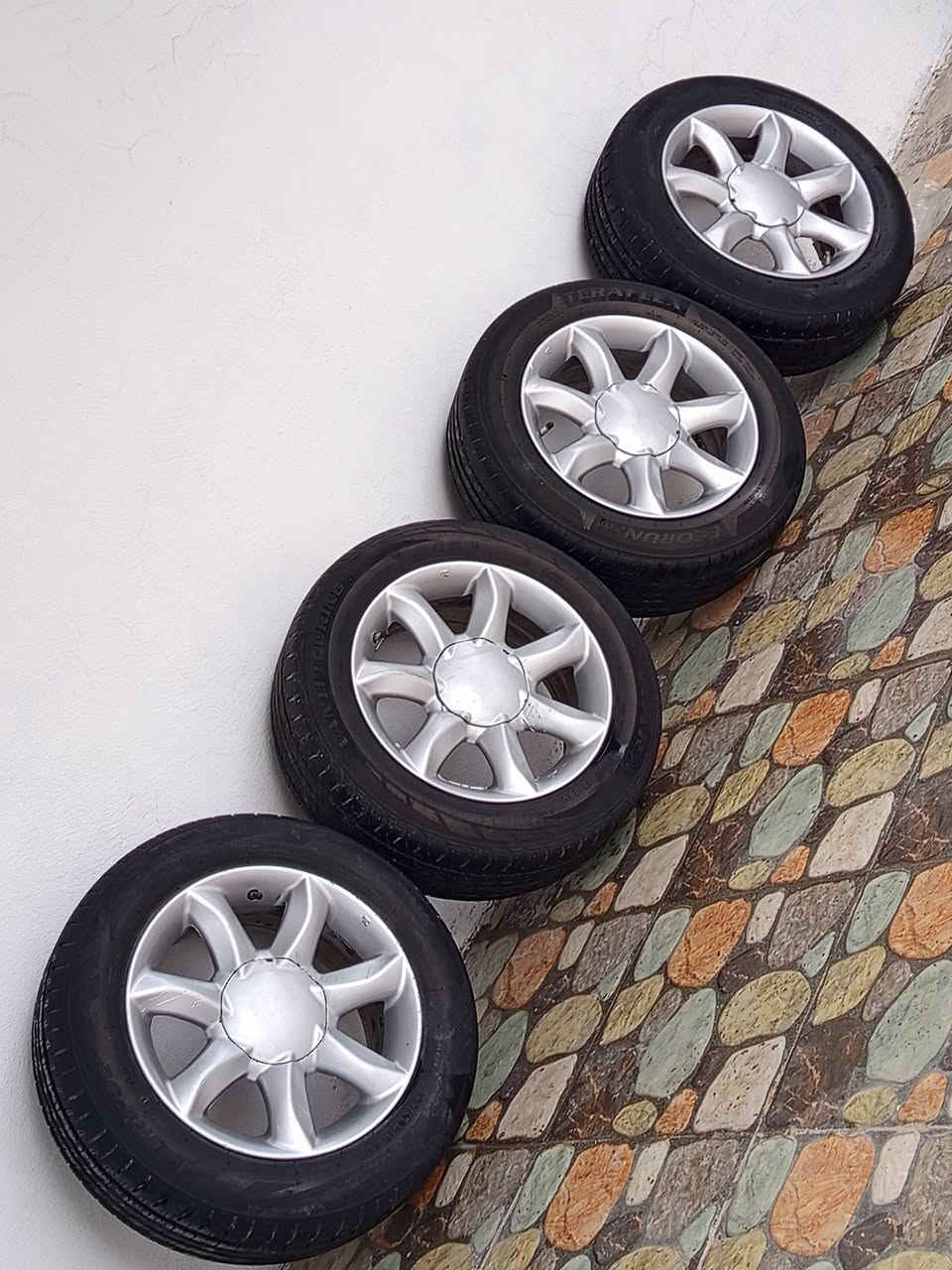 بەناوی خوای گەورە ئەم تایەو ویلانە بەردەستە شکاوی تەقیوی نیە هەر چوار کەپی پێوەیە تایەکان %80پێوە ماوە زۆر پاکە ئی سەر سەیارەی خۆم بو بەشەرت گێڕی و خواری نەبێ بۆسعر   تەلەفون بکەن   ***********     "   ***********
