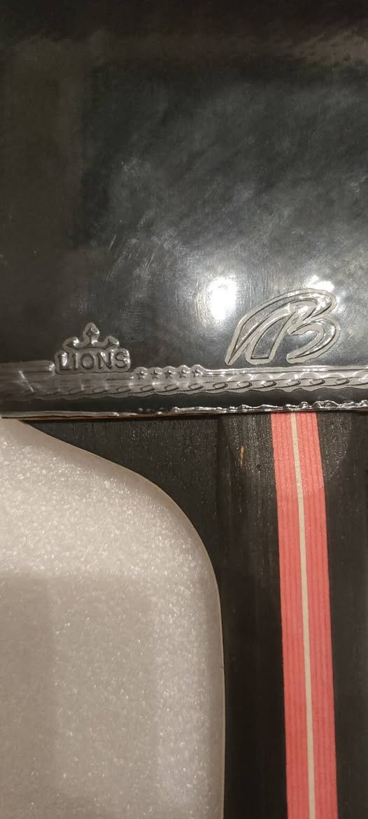 الماركة: Bollprince الأصلية (براند معروف بتقديم أفضل قيمة مقابل السعر).
نوع المطاط (Rubbers): وجهين احترافيين (أحمر وأسود) من نوع LIONS الحاصل على تقييم 5 نجوم ⭐⭐⭐⭐⭐. يمنحك هذا المطاط توازناً رهيباً بين السرعة العالية والقدرة العالية على عمل الدورانات (Spin) لإرباك الخصم.
​الخشب والهيكل: شفرة خشبية متينة وخفيفة الوزن توفر لك ارتداداً سريعاً للكرة واستجابة ممتازة مع كل ضربة.
​المقبض (Handle): مقبض مريح جداً لليد (FL - Flared) بلون أسود أنيق مع خط أحمر، يمنحك ثباتاً تاماً في اليد ويمنع الانزلاق أثناء الضربات السريعة والقوية.
​حماية إضافية: المضرب محاط بشريط حماية جانبي أصلي لحماية حواف الخشب والمطاط من الاصطدامات الطاولة وتمديد عمره الافتراضي.
​الحالة: نظيف جداً وجاهز للعب فوراً (كما هو موضح في الصور بدقة).
​⚡ الكمية متوفرة قطعة واحدة فقط! السعر مغري جداً والبيع لأول شخص جاد يتواصل معي. لا تضيع الفرصة واضمن تفوقك في اللعبة القادمة!
السعر 🔥🔥 25🔥🔥 مع التوصيل جميع المحافظات العراق


**إذا كنت صاحب هذا الإعلان وتريد حذفه لأي سبب، رجاءا أرسل رسالة إلى الدعم الفني**